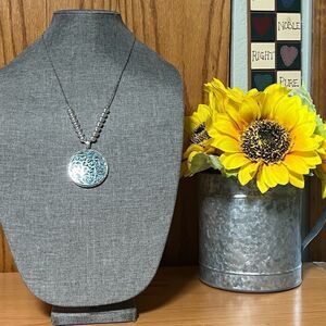 NWT Silver and Blue Floral Pendant Necklace 20” + 3”   #J3